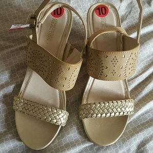 Kenneth Cole Reaction tan wedges